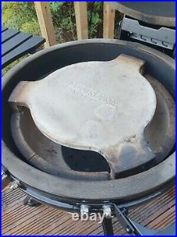 Kamado Louisiana Grill 24 (60 cm) Ceramic Charcoal Barbecue in Black + Cover